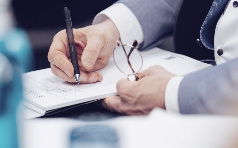 Notizen mit Stift und Brille
