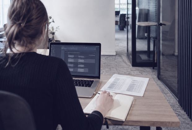 Arbeit mit Ausdrucken und Notizen am Notebook